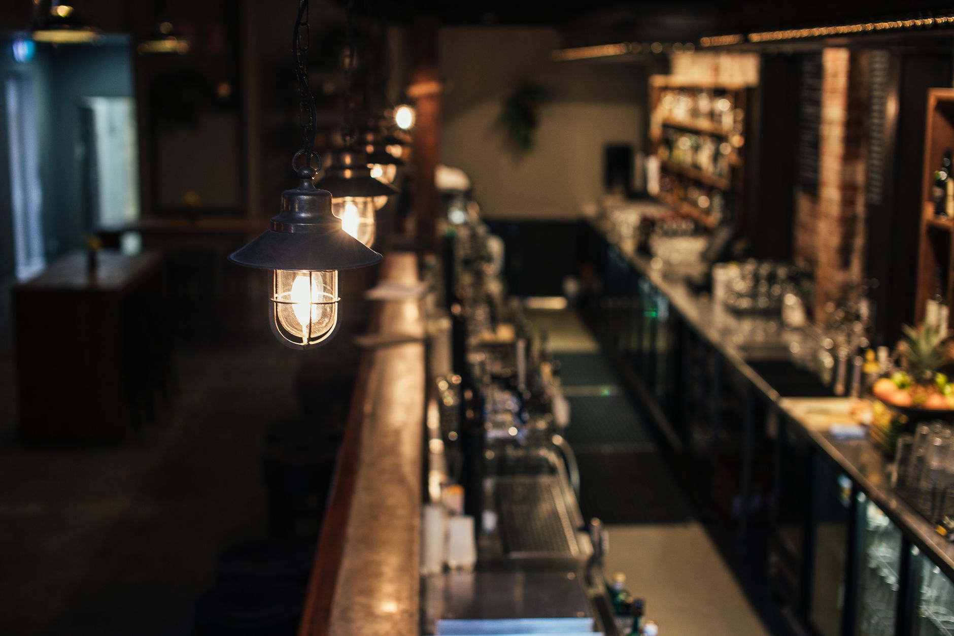 Lampade sopra il bancone di un bar
