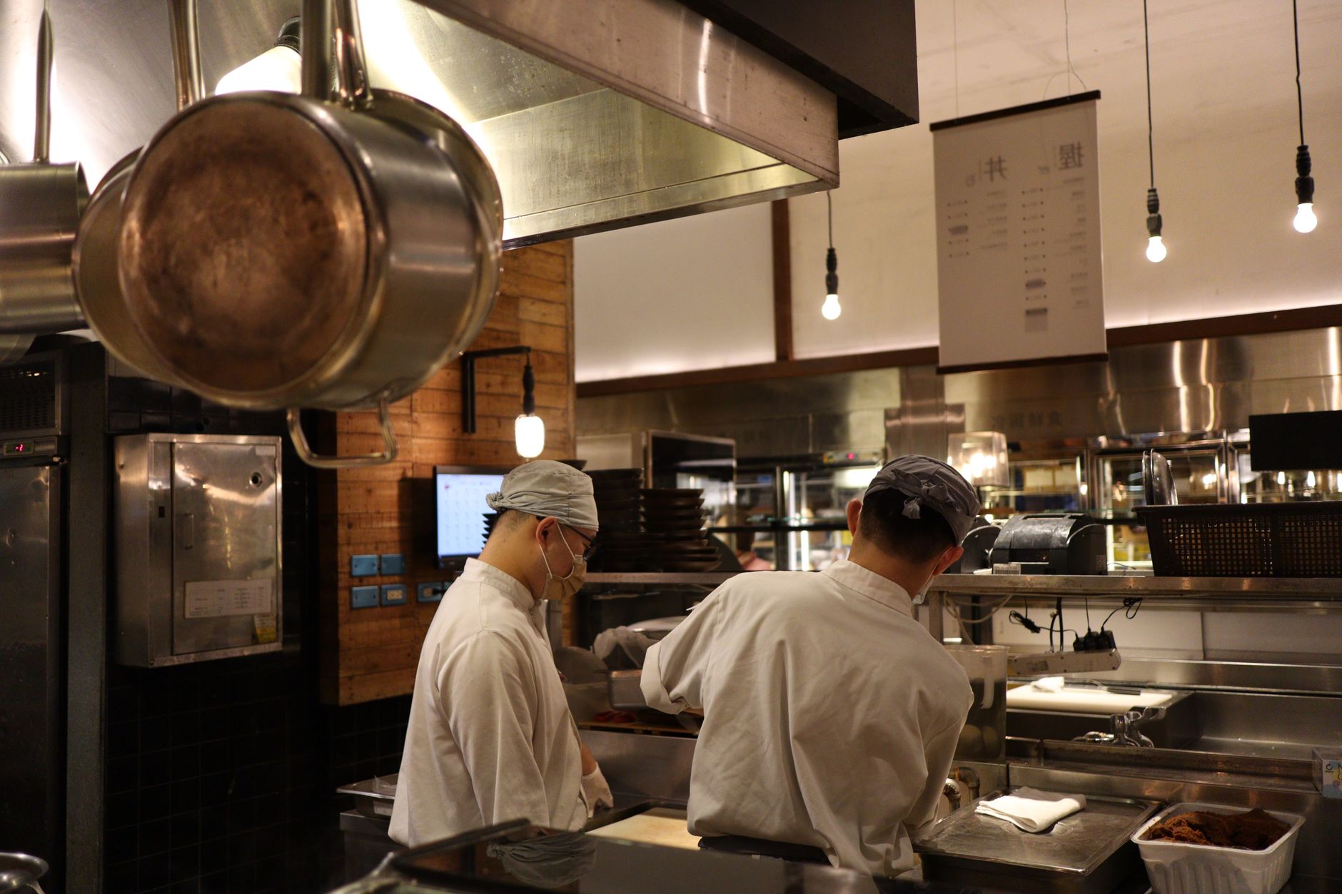Chef al lavoro in cucina professionale