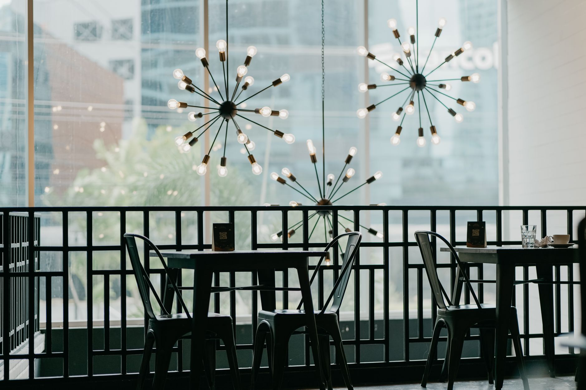 Ristorante con lampade a sospensione